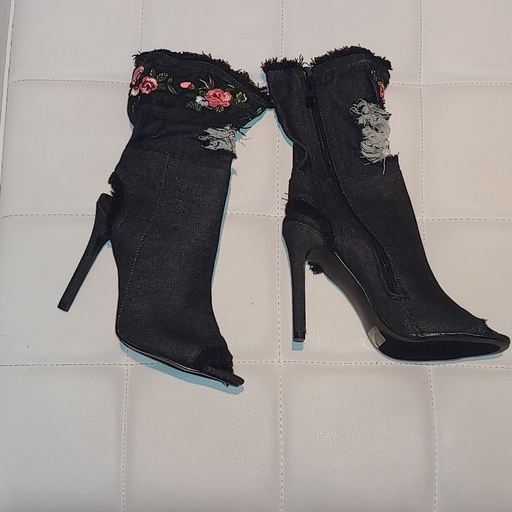 NWT BLK FLOWER DENIM HEELS